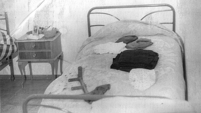Imagen de archivo del arma (sobre la cama) con la que se asesinó a la mujer del capataz