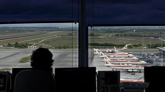 AENA denuncia que el absentismo de los controladores en Barcelona sobrepasará el 26%