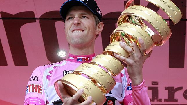Ryder Hesjedal levanta el trofeo que le acredita como ganador del Giro de Italia 2012
