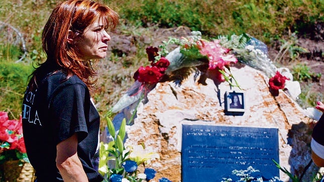 Flores para Sheila Barrero, en 2006, en el lugar donde fue hallada muerta