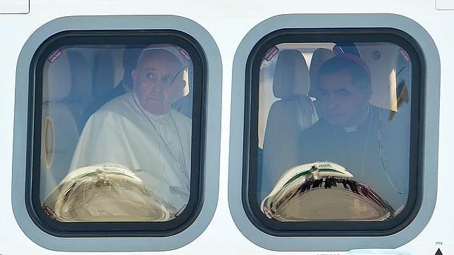 El Papa Francisco, a bordo del avión a Río: «La crisis puede dejar a una generación sin trabajo»