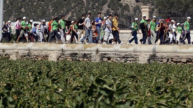 Senderistas recorren la Senda del Poeta, ruta a pie de tres días de duración que sirve para rendir homenaje al literato oriolano Miguel Hernández