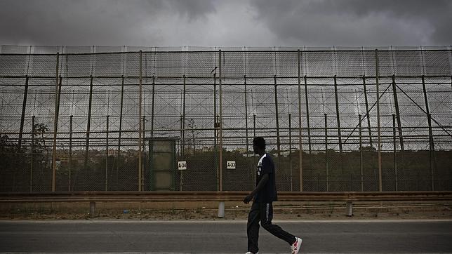 Decenas de inmigrantes entran en Melilla en dos asaltos casi simultáneos