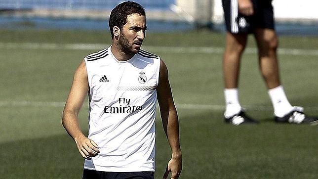 Higuaín no viaja con el equipo a Lyon