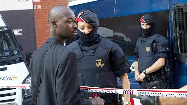 Los Mossos desalojan a unos 300 inmigrantes en una nave de Poblenou en Barcelona