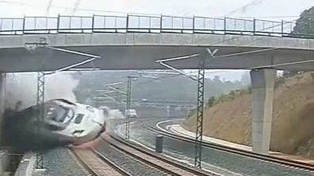 Una cámara de seguridad graba el momento del accidente de tren de Santiago