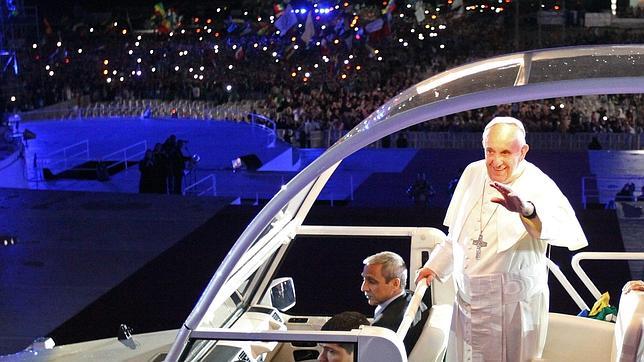 La lluvia obliga a trasladar a Copacabana los actos centrales