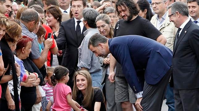 El Príncipe a los vecinos de Angrois: «Habéis dado un ejemplo al mundo»