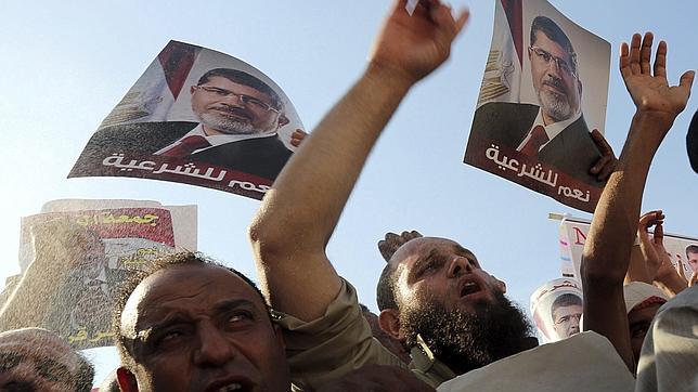 Simpatizantes islamistas marchan hacia la sede de la Inteligencia Militar