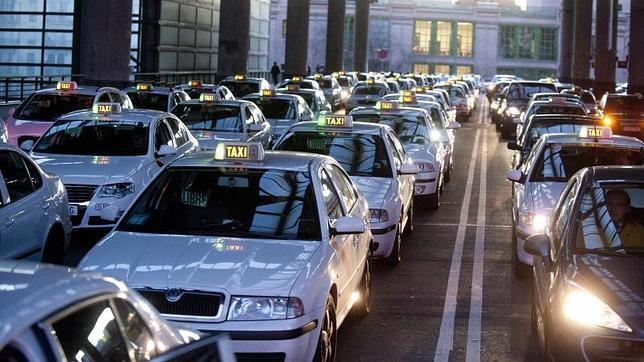 Los taxistas aseguran que hay unos 2.000 vehículos trabajando de manera ilegal