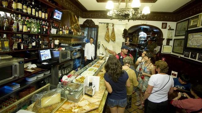 Entrada de Casa Alberto, abierto desde 1927 y antigua casa de Miguel de Cervantes