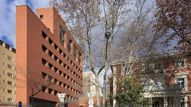 Rafael Moneo y Ramón Bescós tuvieron que levantar un edificio entre un palacete y una comunidad de vecinos