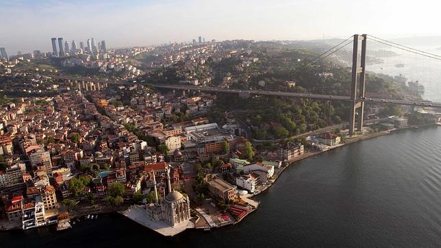 La nueva línea de tren construida por OHL comunicará las dos orillas de Estambul (en la imagen)