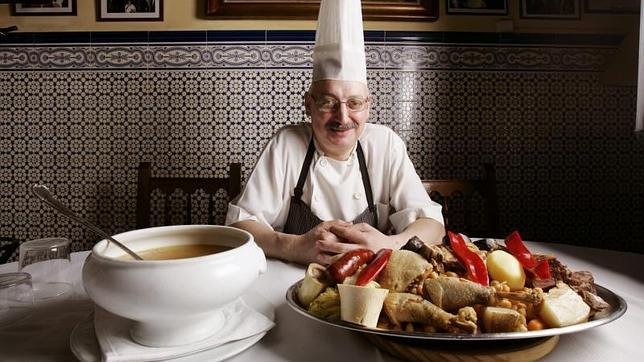 «La gran tasca» prepara uno de los más populares y completos de la capital