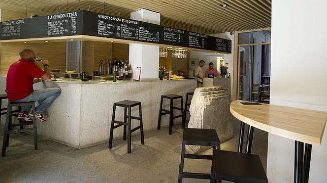 Bajo «La Antoñita», en la Cava Baja, discurre la muralla árabe de Madrid, del siglo IX