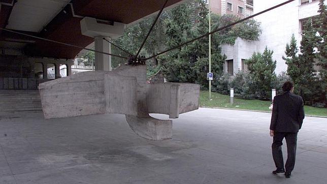 La «Sirena Varada» de Eduardo Chillida pesa 6.150 kilos y está sostenida en el aire por cuatro cables de acero