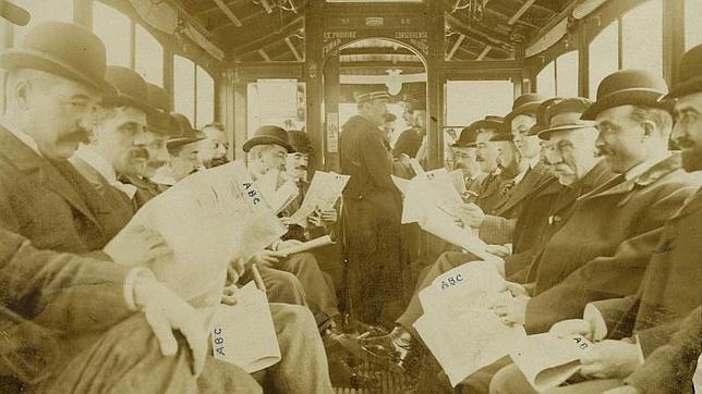 En el interior de un tranvía, los viajeros leen, en 1906, el diario ABC, fundado tres años antes