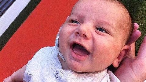 El padre del bebé enfermo de leucemia: «Un análisis puede salvar a muchos Mateos en toda España»