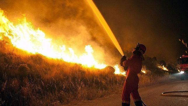 La Reina, el Príncipe y Doña Elena visitan a los afectados por el incendio de Andratx