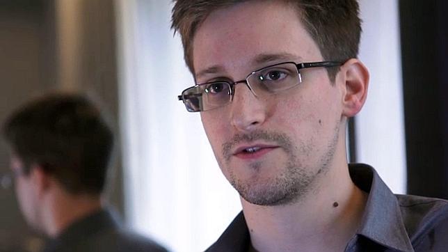 El padre de Snowden le aconseja que se quede en Rusia
