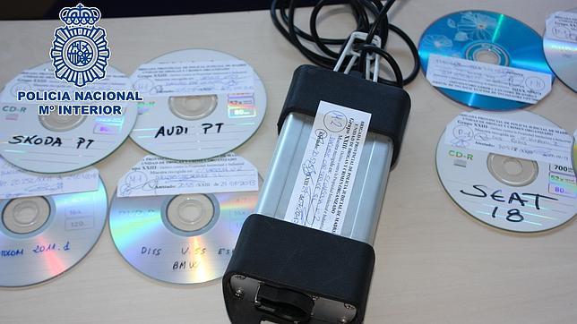 La Policía interviene 16 equipos piratas de diagnosis en un taller de Las Rozas