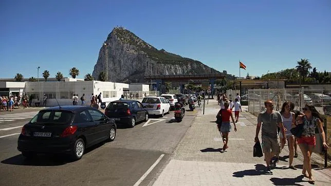 Gibraltar se queja en Bruselas por las colas en la frontera «provocadas» por España