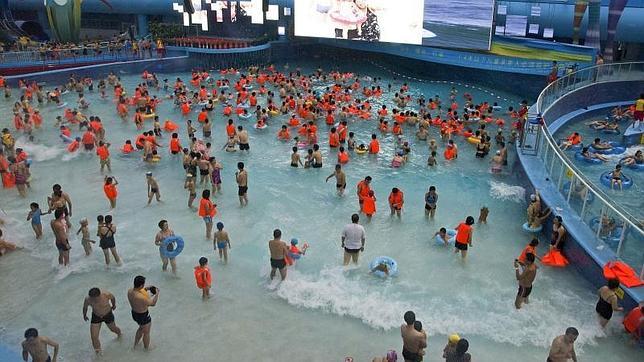 Bañistas con chalecos salvavidas llenan una piscina