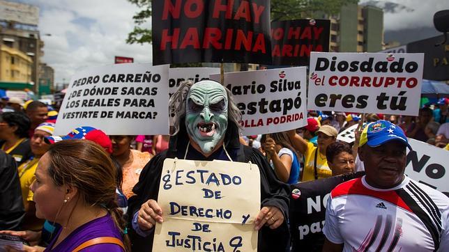 Opositores y oficialistas toman las calles de Caracas contra la corrupción