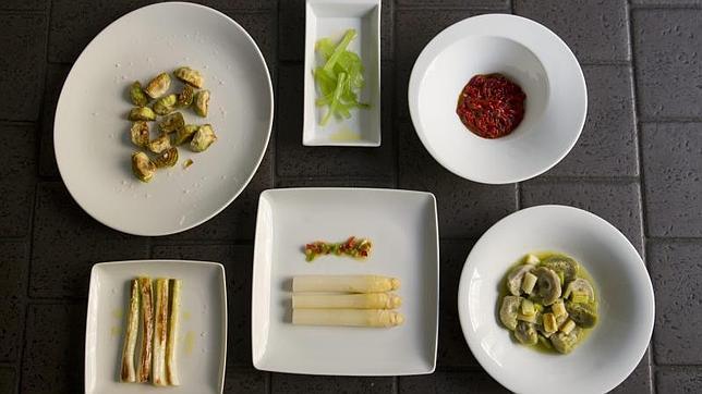 Platos preparados, en los que los alimentos cocinados aparecen separados de los que se sirven en crudo