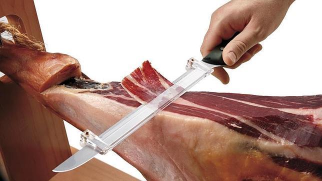 Corte de jamón con un utensilio específico para ello