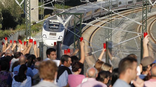 Los vecinos de Angrois peregrinan hasta el Obradoiro para rezar por las víctimas