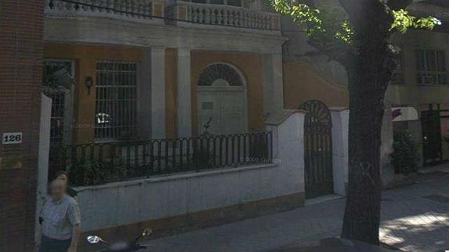El número 126 de la calle de Ayala acogió en su día un burdel en el que murió un párroco