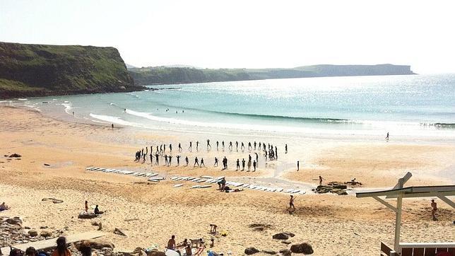 Un grupo de gente preparándose en la playa