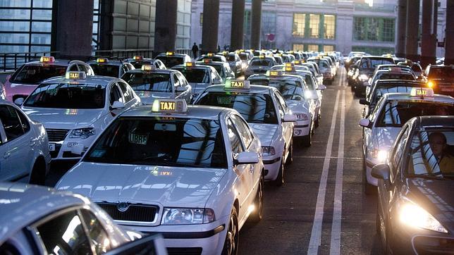 El Ayuntamiento subvenciona con mil euros cada taxi ecológico