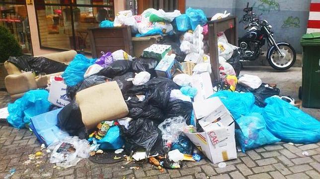 La Coruña tiñe sus calles de basura en la semana grande de sus fiestas