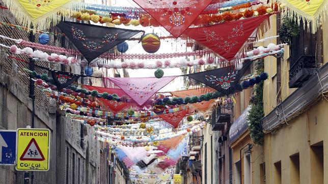 Mantones de manila y farolillos decorando las calles de Lavapiés durante las fiestas de San Cayetano, San Lorenzo y la Paloma