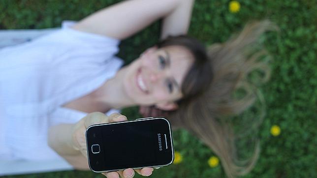 La telefonía móvil vuelve a cifras negativas tras perder casi 160.000 líneas en junio