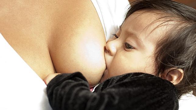 Amamantar al bebé durante más de un año le protege contra la tartamudez