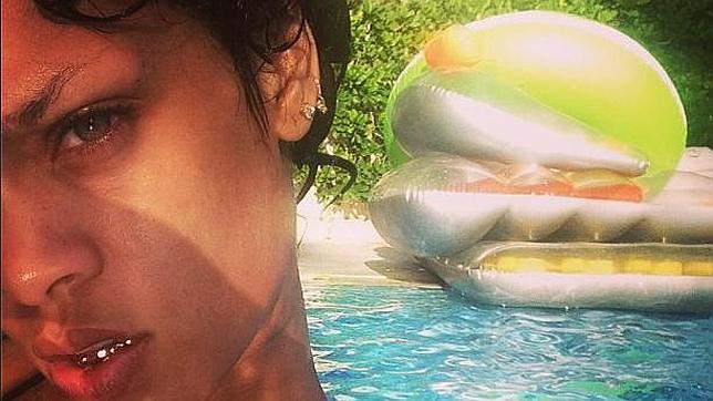 La nueva sonrisa de Rihanna es de oro