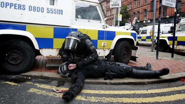 Al menos 56 policías heridos en los disturbios de Belfast