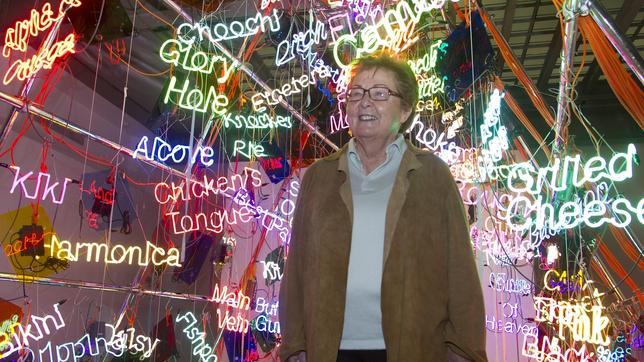 Helga de Alvear, junto a una de las instalaciones de su exposición, en Centro Centro