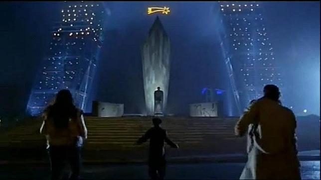 Fotograma de la película «El día de la bestia», en la famosa escena de las Torres Kio