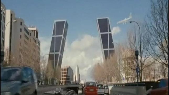 Las Torres Kio termina destrozadas por un avión en «Torrente 3: El protector»