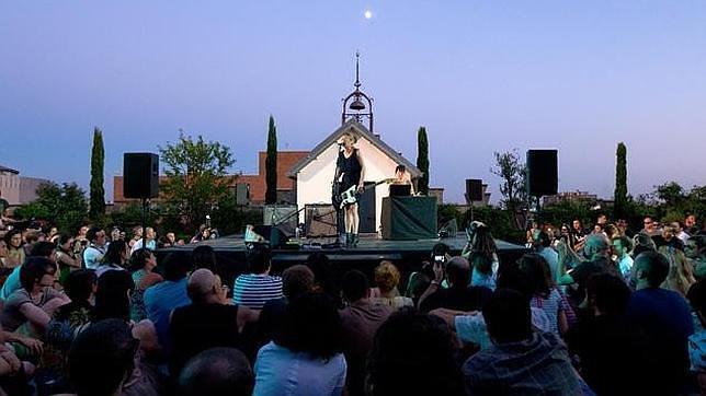 Actuación de música en directo en la terraza de la Casa Encendida