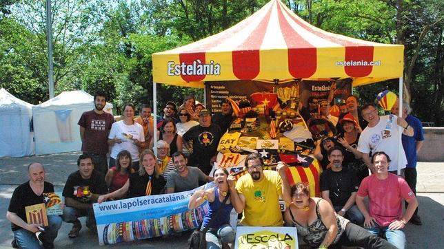 Una feria independentista protagoniza las fiestas de Gràcia