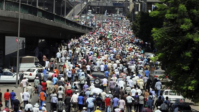 Los Hermanos Musulmanes acusan a la Policía de utilizar fuego real contra los manifestantes