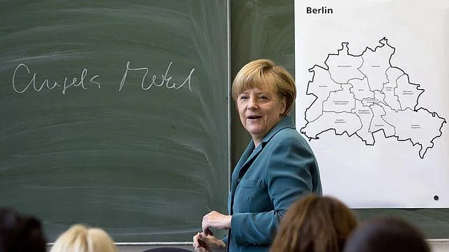 Merkel arranca la campaña electoral dando clases de Historia en un instituto de Berlín