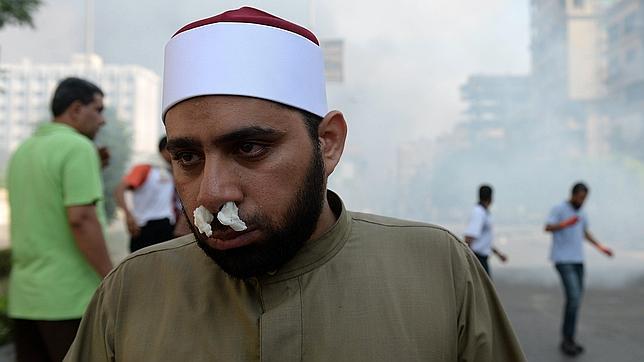 Los islamistas denuncian al menos 200 muertos en el desalojo de la acampada en El Cairo