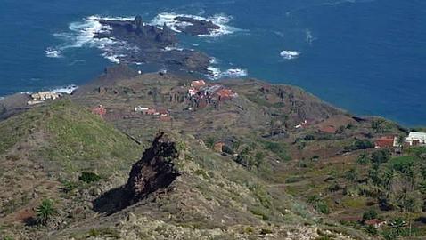 Un helicóptero y un avión combaten el conato de incendio declarado en La Gomera