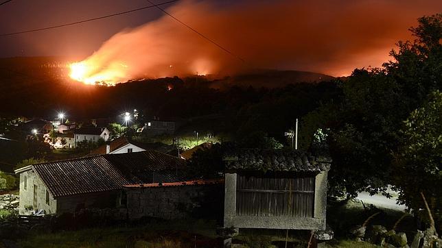 Controlado el incendio que calcinó 75 hectáreas de terreno en la Ribeira Sacra